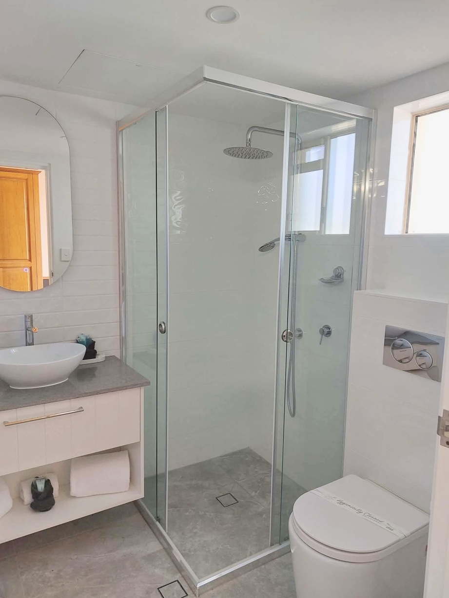 Poolside Room Bathroom